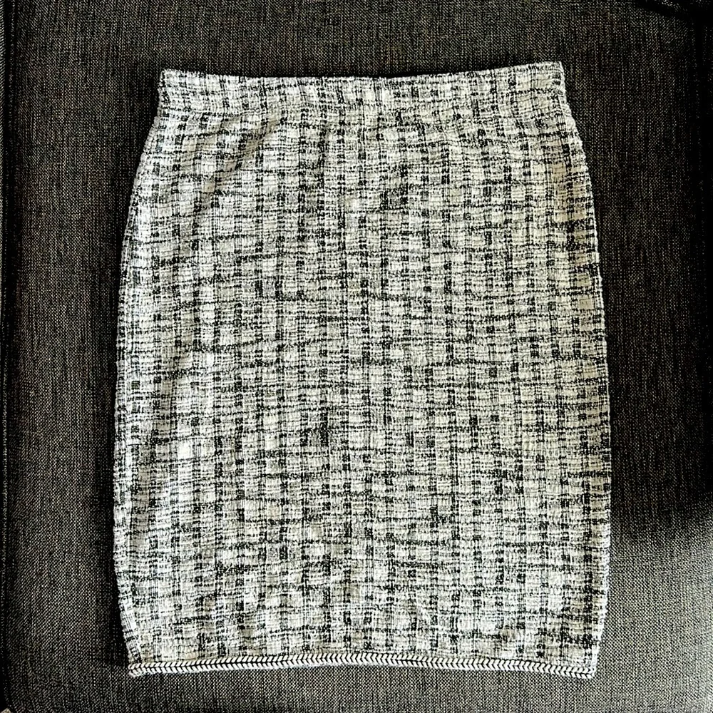 Business casual pencil skirt. Size Medium, stretchy waste band and fabric. - Picture 1 of 3